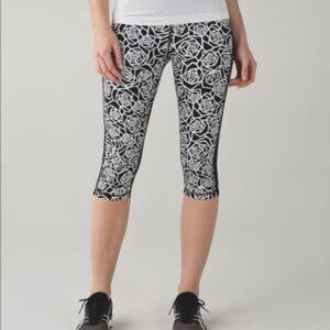 Lululemon Womens Black And White Cropped Posey Workout Capri Leggings Size 4